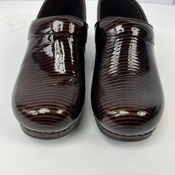 Dansko Brown Patent Leather Pro XP Clogs Size 38 Wavy - Picture 3 of 8